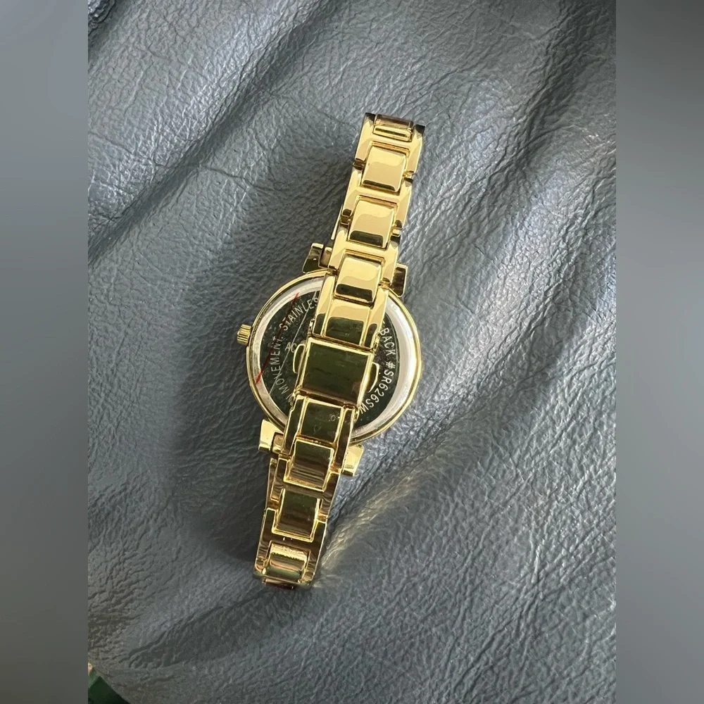 Elegant Gold Women's Watch - Picture 4 of 4